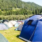 Nezbytnosti na festivaly: Powerbanky, elektrolyty aj deky, ktoré preveril Lost Lands aj Electric Forest