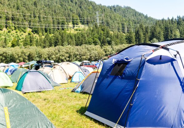 Nezbytnosti na festivaly: Powerbanky, elektrolyty aj deky, ktoré preveril Lost Lands aj Electric Forest
