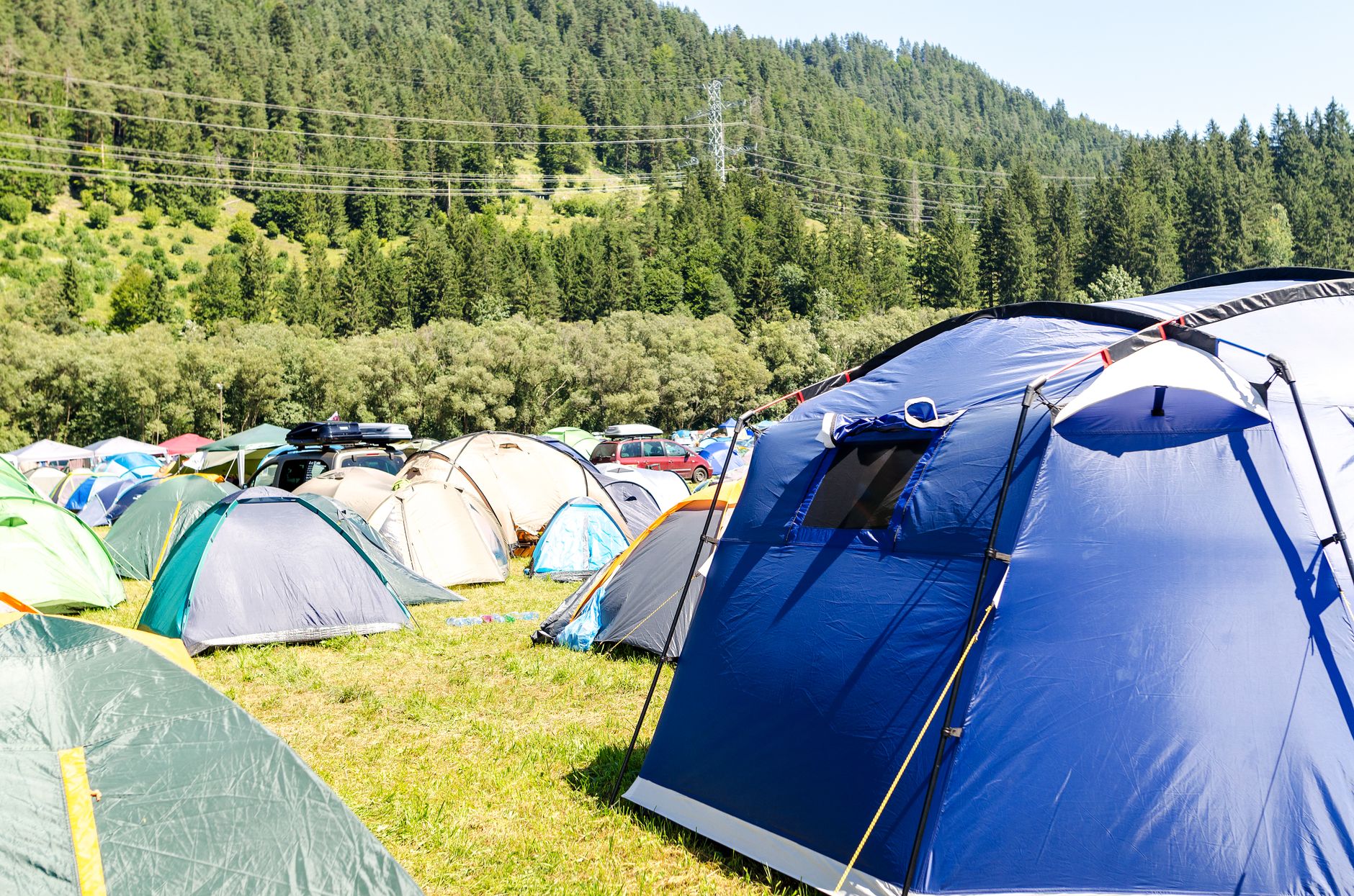 Nezbytnosti na festivaly: Powerbanky, elektrolyty aj deky, ktoré preveril Lost Lands aj Electric Forest