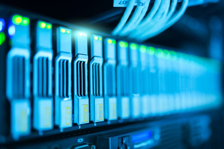 AI žerie elektrinu: Ako znížiť jej vplyv na životné prostredie?