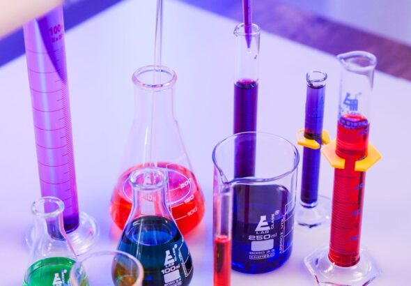 Záhadný chemik učí ľudí cez internet vyrábať LSD aj DMT