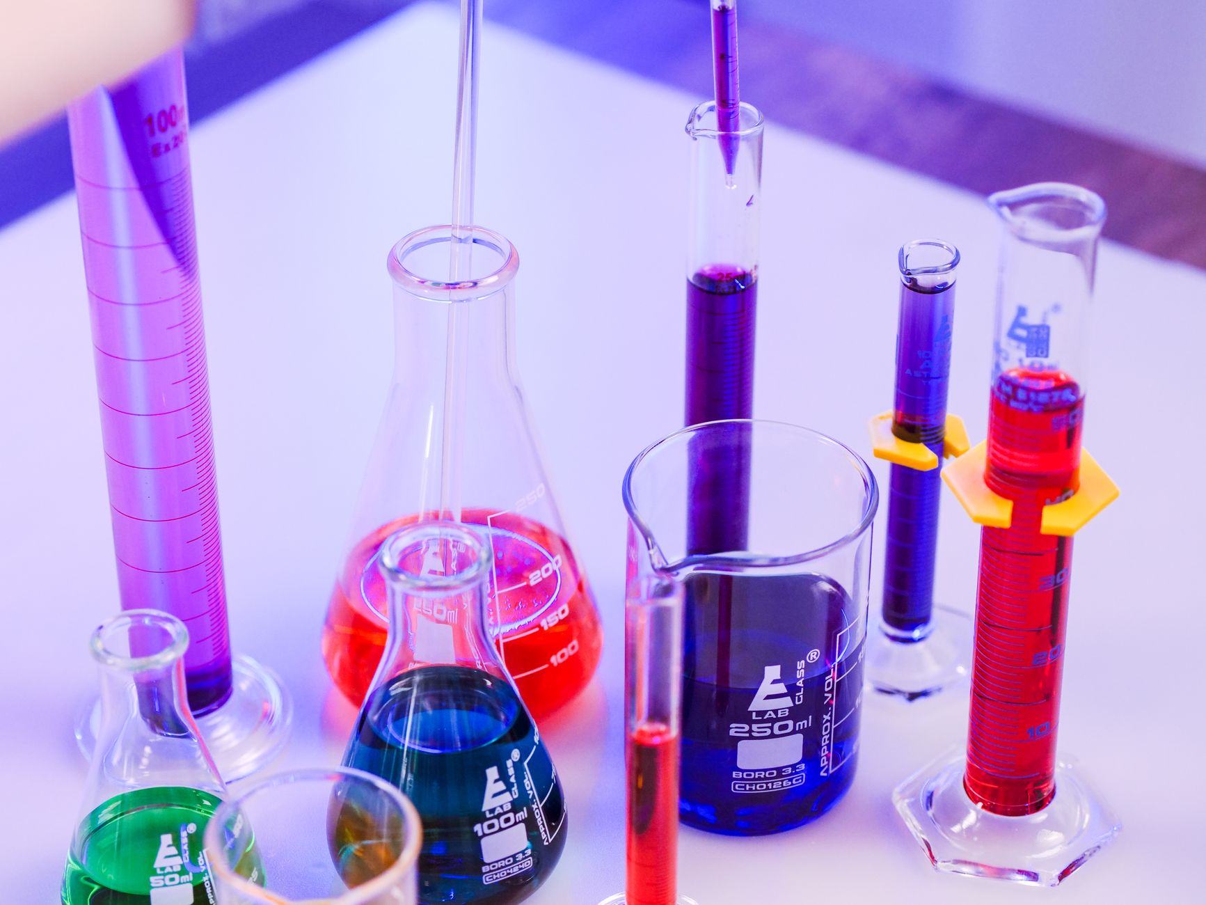 Záhadný chemik učí ľudí cez internet vyrábať LSD aj DMT
