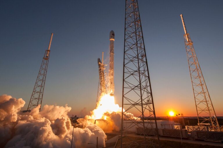 Rekord potvrdený: SpaceX vypustila dve rakety Falcon 9 len 38 minút po sebe