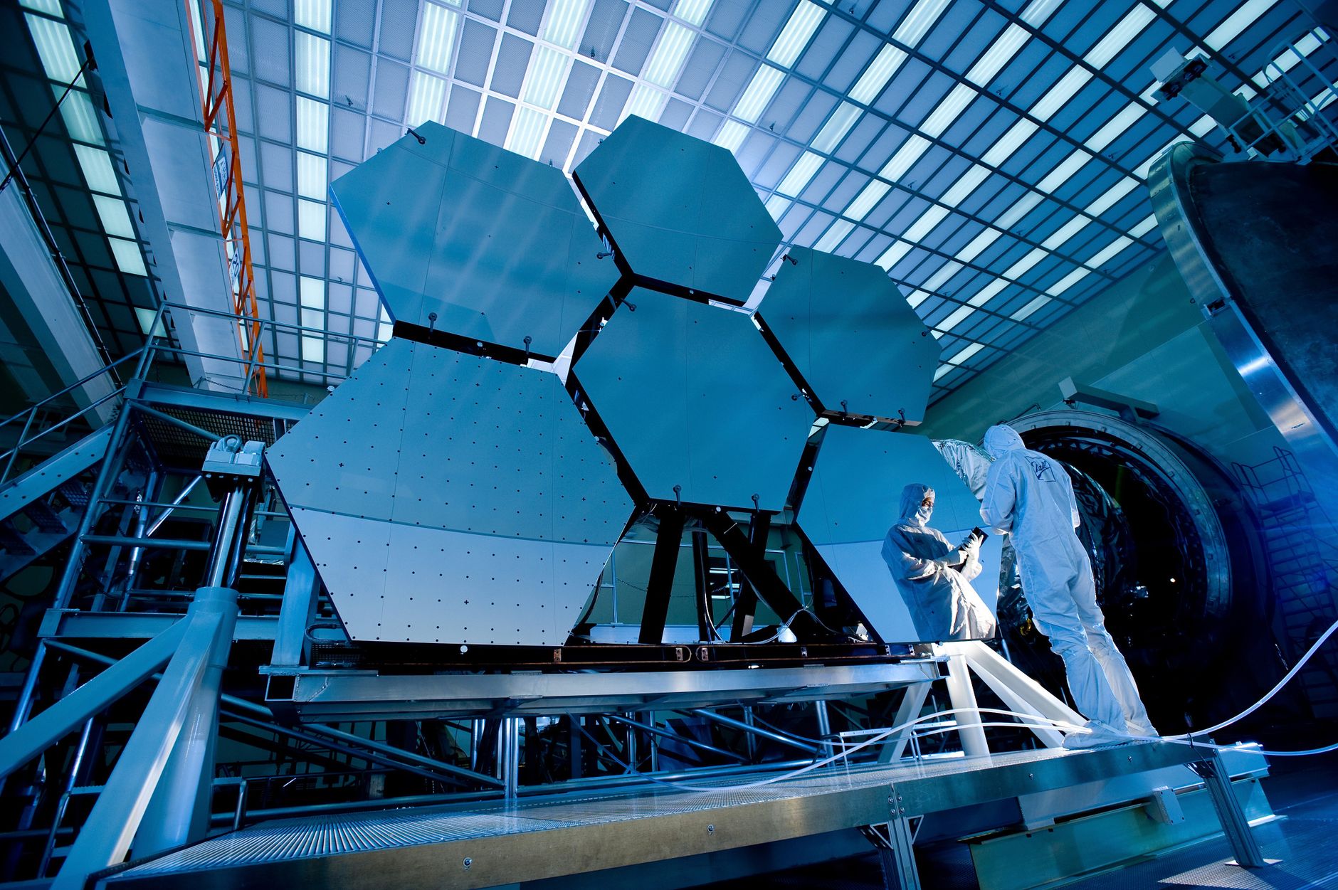 JWST odhalil: Rané galaxie môžu byť až 4-krát hmotnejšie, než sme si mysleli