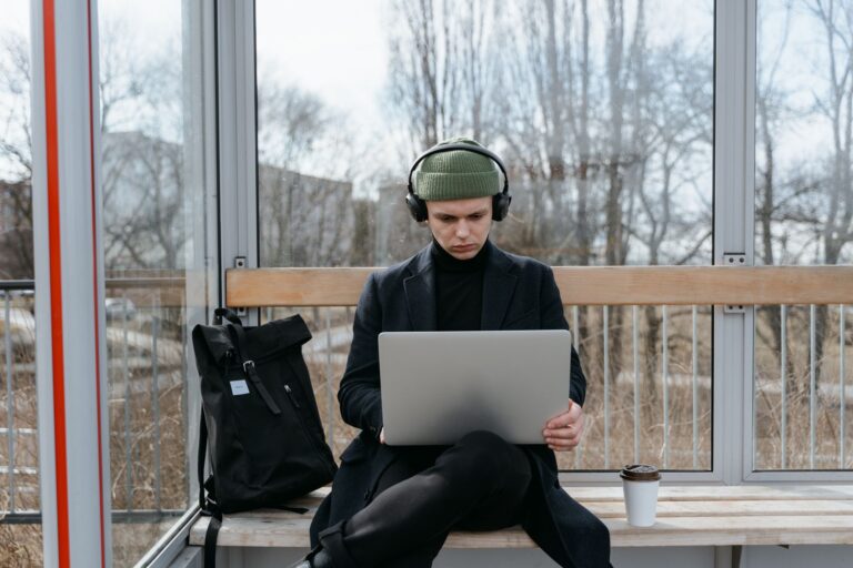 Najlepšie batohy na notebook pre prácu, cestovanie i každodenné použitie (2026)