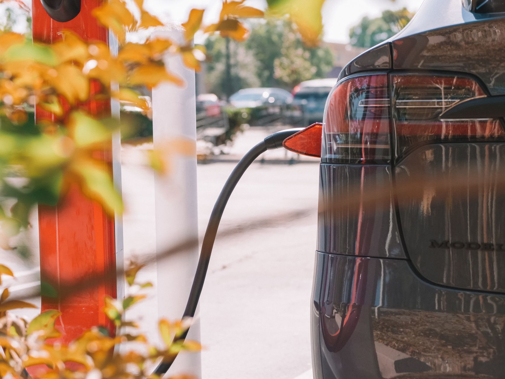 Elektromobily prekonávajú spaľovacie autá v spoľahlivosti, ukázala analýza miliónov kontrol