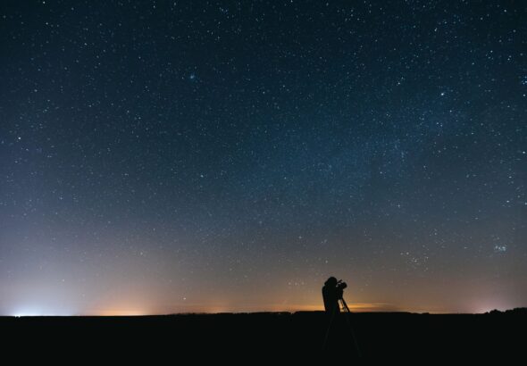 Astronómovia potvrdili objav najmladšej známej exoplanéty