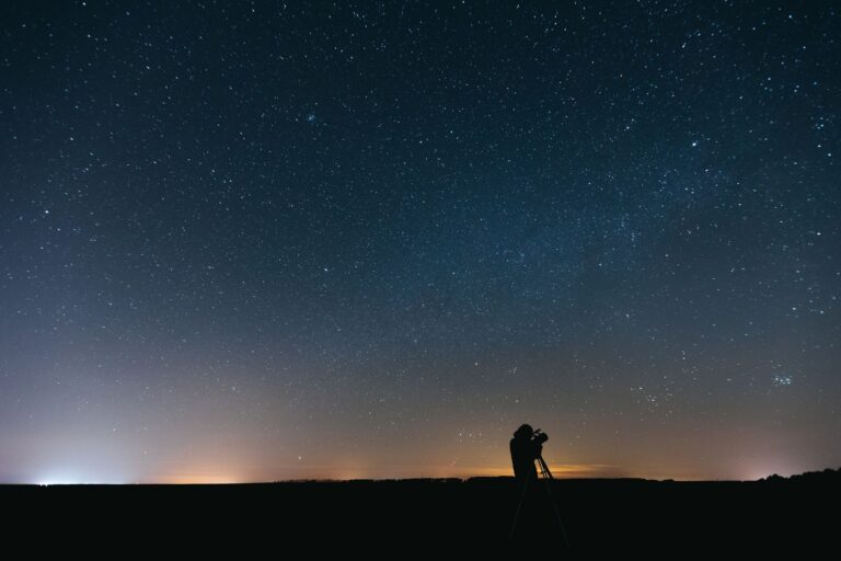 Astronómovia potvrdili objav najmladšej známej exoplanéty