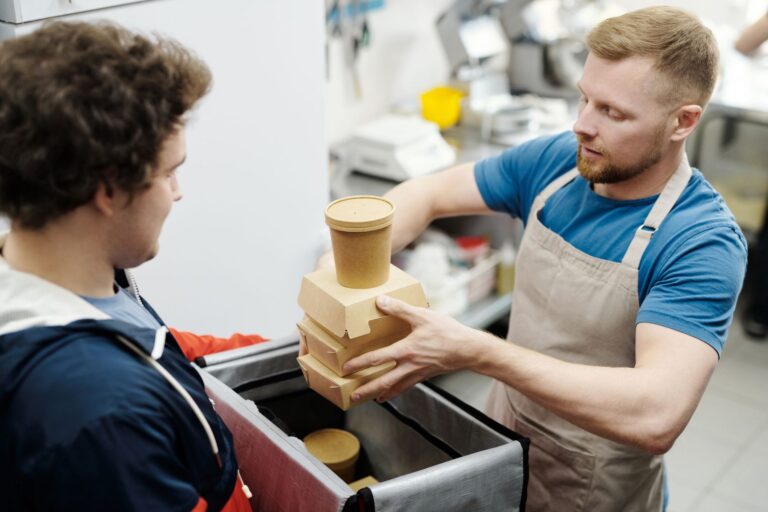 EÚ plánuje zásah proti večným chemikáliám v obaloch potravín