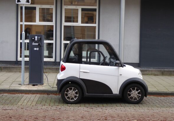 Slováci premenili pouličné lampy na nabíjačky elektromobilov, ušetria tisíce eur
