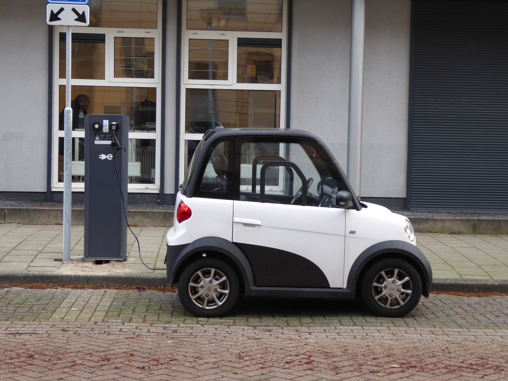 Slováci premenili pouličné lampy na nabíjačky elektromobilov, ušetria tisíce eur