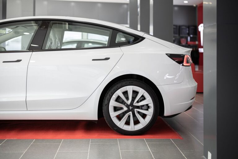 Tesla s raketovými tryskami je dostupná aj na Slovensku, no má zásadný háčik