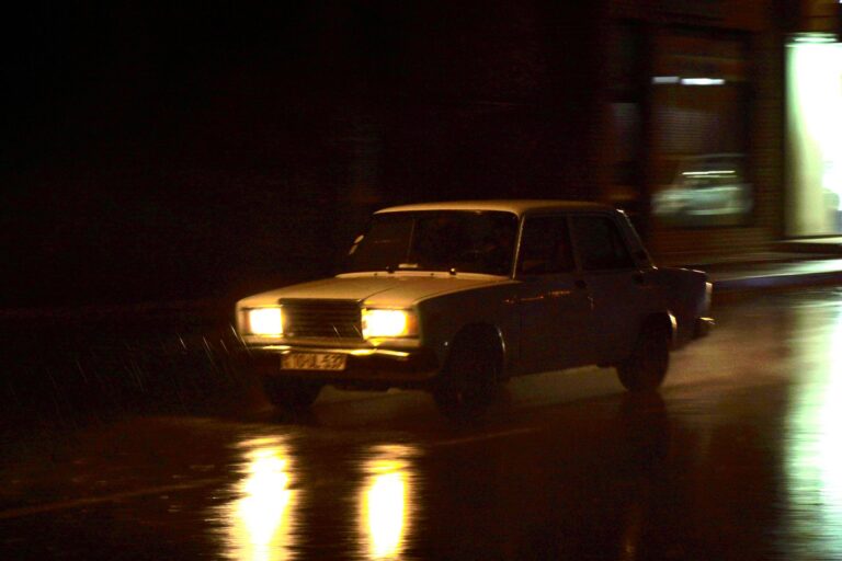 Autá dostanú nové svetlá: Mercedes ukázal cestu, svet sa pridáva
